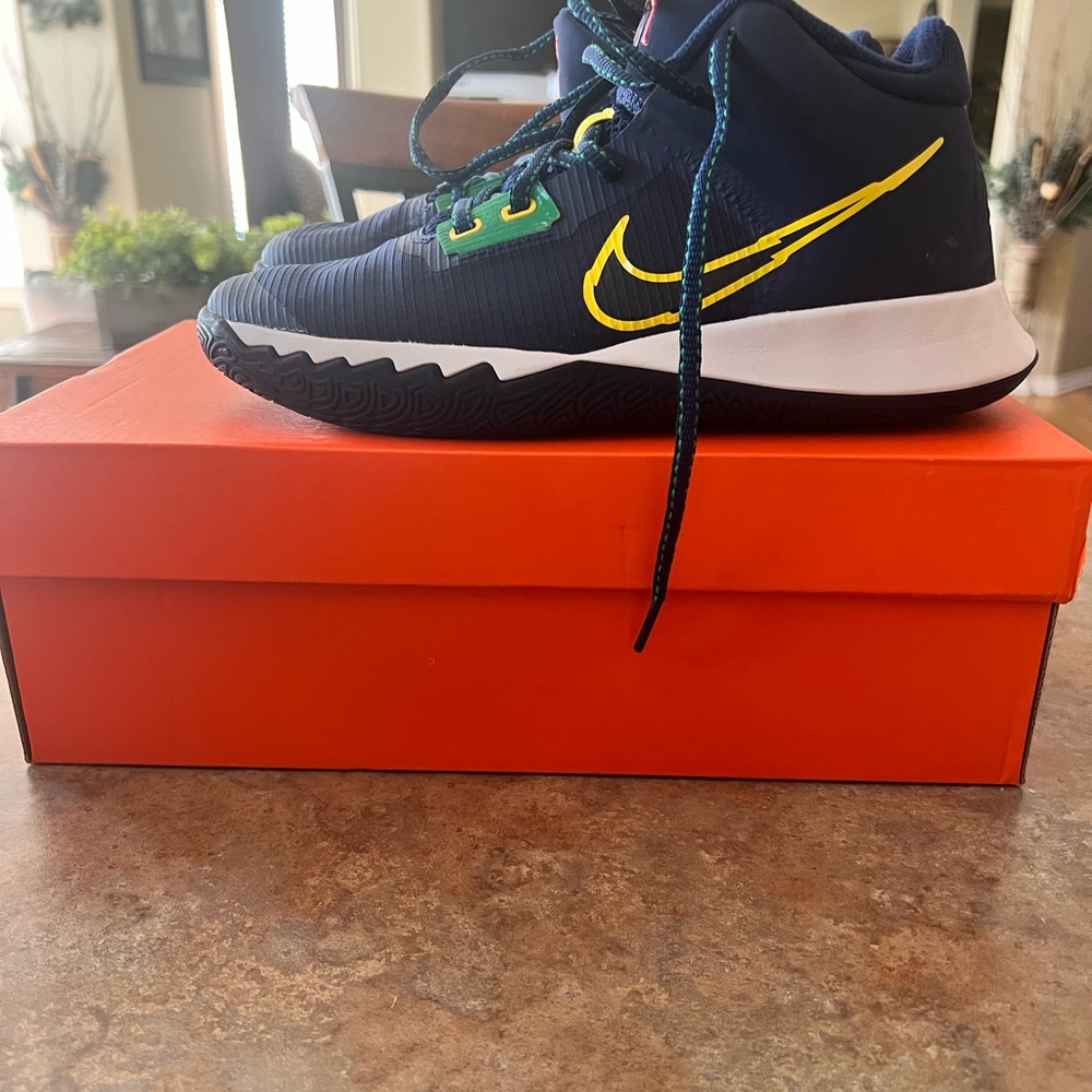 Nike flytrap IV GS - Picture 3 of 4